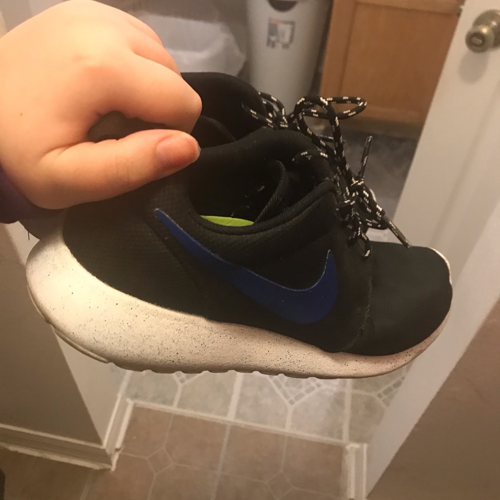 black nike’s with blue logo